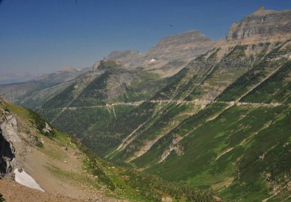 A estrada 'Going to the Sun', nas montanhas do Glacier National Park, em Montana, nos Estados Unidos